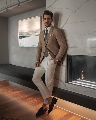 Как носить светло-коричневый пиджак с белыми классическими брюками мужчине в теплую погоду в деловом стиле: Светло-коричневый пиджак в паре с белыми классическими брюками поможет создать модный классический лук. Что касается обуви, темно-коричневые замшевые лоферы с кисточками — самый подходящий вариант.