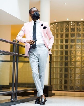 С чем носить черный галстук мужчине: Розовый пиджак и черный галстук — чудесный пример элегантного стиля в одежде. Такой лук несложно приспособить к повседневным нуждам, если надеть в сочетании с ним черные кожаные лоферы c бахромой.