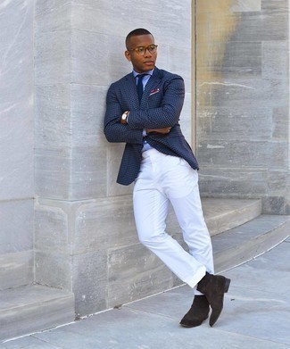Какие классические рубашки носить с темно-коричневыми ботинками челси мужчине: Классическая рубашка в паре с белыми классическими брюками — образец строгого делового стиля. Этот лук неплохо завершат темно-коричневые ботинки челси.