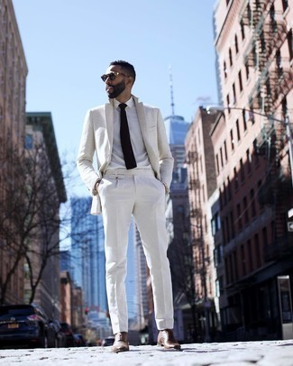 С чем носить бежевый пиджак мужчине: Бежевый пиджак и белые классические брюки позволят создать выразительный мужской образ. В качестве обуви сюда просятся коричневые кожаные оксфорды.