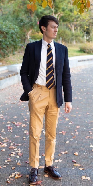 Какие броги носить с светло-коричневыми классическими брюками: Темно-синий пиджак в паре со светло-коричневыми классическими брюками — образец элегантного стиля. Такой образ легко приспособить к повседневным нуждам, если дополнить его брогами.