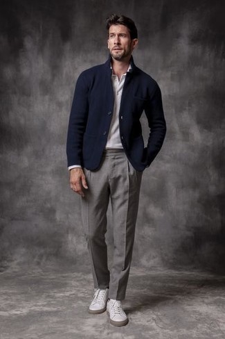 Какие низкие кеды носить с темно-сине-белым пиджаком за 40 лет мужчине лето в стиле смарт-кэжуал: Сочетание темно-сине-белого пиджака и серых классических брюк поможет создать модный и в то же время утонченный ансамбль. низкие кеды добавят облику легкости и динамичности. Само собой разумеется, подобное сочетание одежды станет отличной идеей для солнечной погоды.