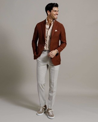 Как носить табачный пиджак с белой классической рубашкой в 30 лет мужчине лето в стиле смарт-кэжуал: Если ты принадлежишь к той редкой группе парней, неплохо ориентирующихся в модных тенденциях, тебе подойдет сочетание табачного пиджака и белой классической рубашки. Если ты любишь экспериментировать, на ноги можешь надеть коричневые замшевые низкие кеды. В знойные летние дни подобный ансамбль — это то, что надо.