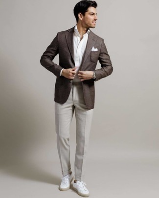 Как носить классические брюки с низкими кедами мужчине в теплую погоду: Сочетание темно-коричневого пиджака и классических брюк — воплощение элегантного стиля. Тебе нравятся незаурядные сочетания? Закончи свой ансамбль низкими кедами.