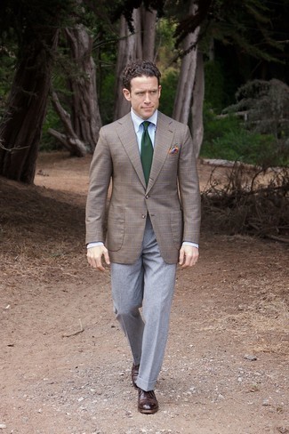 С чем носить темно-зеленый галстук в 30 лет мужчине в деловом стиле: Сочетание коричневого пиджака в шотландскую клетку и темно-зеленого галстука поможет создать эффектный мужской лук. В тандеме с этим луком наиболее удачно смотрятся темно-коричневые кожаные оксфорды.