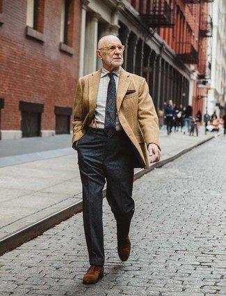 С чем носить серый галстук с "огурцами" за 60 лет мужчине: Светло-коричневый пиджак в паре с серым галстуком с "огурцами" позволит создать модный и мужественный ансамбль. В паре с этим образом наиболее выигрышно будут выглядеть коричневые замшевые оксфорды.