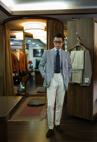 С чем носить темно-сине-белый галстук в 20 лет мужчине в деловом стиле: Белый пиджак в клетку и темно-сине-белый галстук — великолепный вариант для светского мероприятия. Что же до обуви, темно-коричневые замшевые лоферы — наиболее удачный вариант.