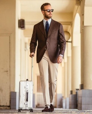 С чем носить серебряный чемодан мужчине в теплую погоду в деловом стиле: Если ты делаешь ставку на комфорт и практичность, коричневый пиджак и серебряный чемодан — превосходный выбор для привлекательного повседневного мужского образа. Хотел бы привнести в этот образ немного утонченности? Тогда в качестве дополнения к этому ансамблю, стоит обратить внимание на темно-коричневые замшевые лоферы.