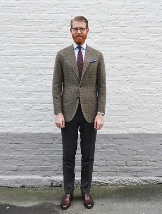 Как носить коричневый шерстяной пиджак с серыми классическими брюками за 40 лет мужчине в деловом стиле: Коричневый шерстяной пиджак в паре с серыми классическими брюками поможет создать стильный и в то же время изысканный образ. Вкупе с этим ансамблем выигрышно будут выглядеть темно-красные кожаные оксфорды.