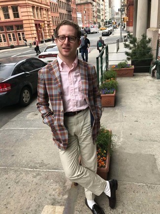 Какие лоферы носить с разноцветным пиджаком в 30 лет мужчине: Сочетание разноцветного пиджака и бежевых классических брюк поможет воссоздать строгий мужской стиль. Если говорить об обуви, лоферы являются хорошим выбором.