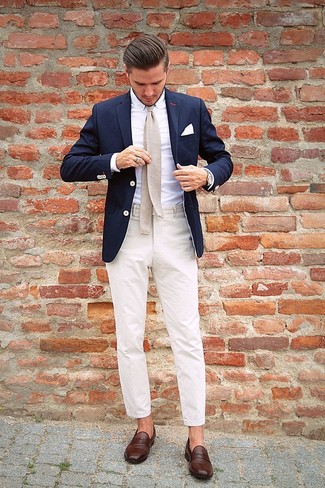 Как носить бело-темно-синюю классическую рубашку с светло-коричневыми классическими брюками мужчине: Бело-темно-синяя классическая рубашка в сочетании со светло-коричневыми классическими брюками поможет создать стильный и привлекательный образ. Создать интересный контраст с остальными предметами из этого ансамбля помогут темно-коричневые кожаные лоферы.