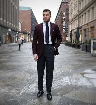 С чем носить темно-синий галстук мужчине: Сочетание темно-красного пиджака и темно-синего галстука поможет создать модный и привлекательный лук. Создать интересный контраст с остальными элементами этого образа помогут черные кожаные лоферы.