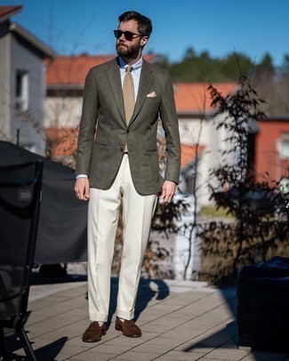 С чем носить темно-зеленый пиджак в шотландскую клетку мужчине: Темно-зеленый пиджак в шотландскую клетку в паре с белыми классическими брюками позволит исполнить элегантный мужской стиль. Что до обуви, темно-коричневые замшевые лоферы с кисточками — наиболее подходящий вариант.
