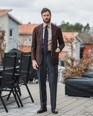 Какие классические брюки носить с темно-коричневым пиджаком мужчине в теплую погоду в деловом стиле: Темно-коричневый пиджак и классические брюки — беспроигрышный вариант для светского мероприятия. Вместе с этим образом выгодно смотрятся темно-коричневые кожаные оксфорды.