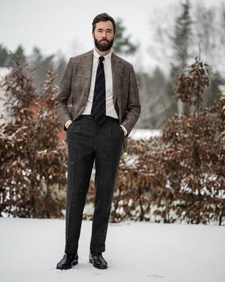 Как носить коричневый шерстяной пиджак в шотландскую клетку с серыми шерстяными классическими брюками мужчине весна в деловом стиле: Коричневый шерстяной пиджак в шотландскую клетку и серые шерстяные классические брюки — великолепный пример элегантного мужского стиля. В тандеме с этим образом наиболее уместно смотрятся черные кожаные лоферы. Разве это не крутой образ на весеннее время года?
