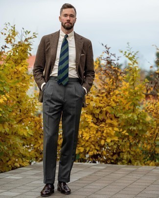 С чем носить темно-сине-зеленый галстук в горизонтальную полоску мужчине: Несмотря на то, что это достаточно консервативный ансамбль, тандем коричневого шерстяного пиджака с узором "гусиные лапки" и темно-сине-зеленого галстука в горизонтальную полоску является неизменным выбором стильных мужчин, неизбежно покоряя при этом дамские сердца. Хотел бы добавить сюда нотку строгости? Тогда в качестве дополнения к этому луку, стоит выбрать темно-коричневые кожаные оксфорды.