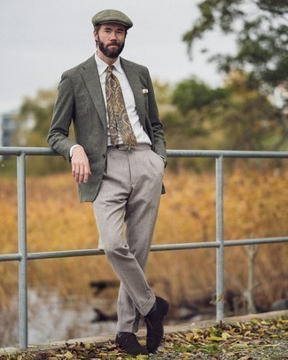 С чем носить темно-коричневые замшевые оксфорды: Оливковый шерстяной пиджак в шотландскую клетку в сочетании с бежевыми классическими брюками — образец делового городского стиля. Весьма органично здесь выглядят темно-коричневые замшевые оксфорды.