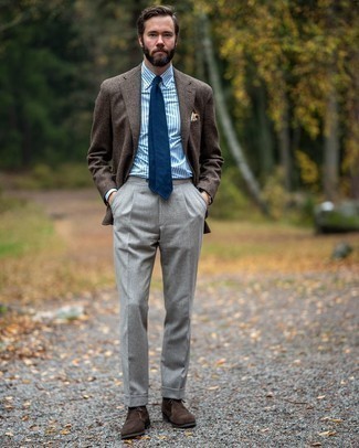 С чем носить коричневый пиджак с узором "гусиные лапки" мужчине в теплую погоду: Коричневый пиджак с узором "гусиные лапки" в сочетании с серыми классическими брюками поможет реализовать элегантный стиль. В сочетании с темно-коричневыми замшевыми ботинками дезертами весь образ смотрится очень живо.