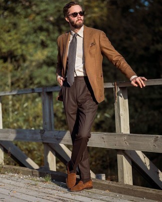 С чем носить темно-коричневые брюки мужчине осень в деловом стиле: Табачный шерстяной пиджак в сочетании с темно-коричневыми брюками поможет воплотить строгий деловой стиль. Не прочь сделать лук немного строже? Тогда в качестве обуви к этому луку, выбирай коричневые замшевые лоферы. Привлекательный осенний лук, подобный этому — один из самых простых способов поднять себе настроение и зарядиться позитивом на весь день.