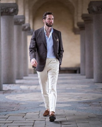 С чем носить белые классические брюки мужчине в теплую погоду в деловом стиле: Темно-коричневый пиджак и белые классические брюки помогут создать незабываемый мужской лук. Коричневые замшевые лоферы гармонично дополнят этот образ.