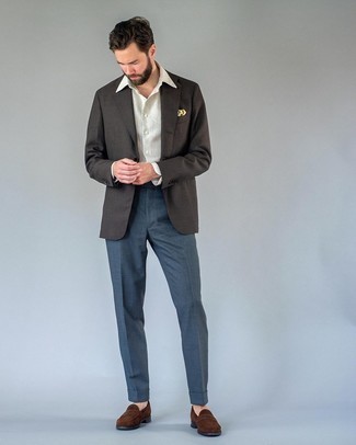 Какие лоферы носить с темно-сине-зелеными классическими брюками мужчине: Темно-коричневый пиджак в сочетании с темно-сине-зелеными классическими брюками поможет реализовать строгий деловой стиль. В сочетании с этим луком наиболее уместно будут смотреться лоферы.