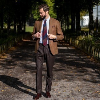 Какие лоферы носить с темно-коричневыми классическими брюками мужчине в теплую погоду в деловом стиле: Коричневый шерстяной пиджак и темно-коричневые классические брюки — отличный лук для мероприятия в фешенебельном заведении. Лоферы — великолепный выбор, чтобы завершить ансамбль.