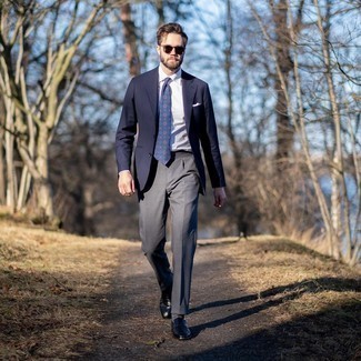 С чем носить темно-сине-белый галстук с принтом мужчине: Темно-синий пиджак и темно-сине-белый галстук с принтом — хороший пример элегантного мужского стиля. Очень стильно здесь будут выглядеть темно-синие кожаные лоферы.