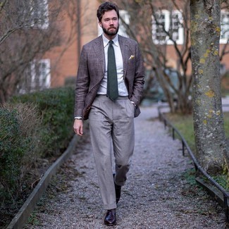 С чем носить темно-зеленый галстук в 30 лет мужчине в деловом стиле: Темно-коричневый пиджак в шотландскую клетку и темно-зеленый галстук — прекрасный вариант для светского мероприятия. В паре с этим ансамблем наиболее удачно выглядят темно-коричневые кожаные лоферы.