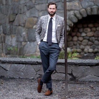 С чем носить серый вязаный галстук в 30 лет мужчине: Любой парень будет выглядеть на все сто в сером пиджаке в шотландскую клетку и сером вязаном галстуке. В сочетании с этим образом гармонично смотрятся коричневые замшевые лоферы.
