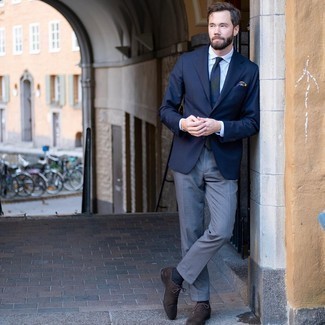 С чем носить темно-серые носки в 30 лет мужчине: Сочетание темно-синего пиджака и темно-серых носков - очень практично, и поэтому идеально для повседневой носки. И почему бы не добавить в повседневный образ чуточку консерватизма с помощью темно-коричневых замшевых оксфордов?