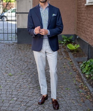 С чем носить темно-серые классические брюки в шотландскую клетку в 30 лет мужчине в деловом стиле: Темно-синий пиджак в сочетании с темно-серыми классическими брюками в шотландскую клетку позволит создать модный и мужественный образ. Пара темно-коричневых кожаных лоферов позволит сделать ансамбль более цельным.