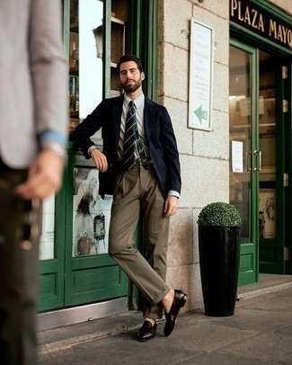 С чем носить темно-сине-зеленый галстук в горизонтальную полоску мужчине: Темно-синий пиджак в паре с темно-сине-зеленым галстуком в горизонтальную полоску позволит создать незабываемый мужской лук. В паре с этим образом наиболее гармонично смотрятся темно-коричневые кожаные лоферы.