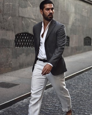 Как носить темно-серый пиджак с белой классической рубашкой мужчине в теплую погоду: Темно-серый пиджак и белая классическая рубашка — великолепный пример элегантного стиля в одежде. Серые эспадрильи из плотной ткани позволят сделать лук не таким строгим.