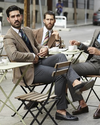 С чем носить темно-сине-зеленый галстук в горизонтальную полоску мужчине: Светло-коричневый пиджак в шотландскую клетку в паре с темно-сине-зеленым галстуком в горизонтальную полоску — замечательный пример строгого делового стиля. Вкупе с этим образом органично будут смотреться черные кожаные лоферы с кисточками.