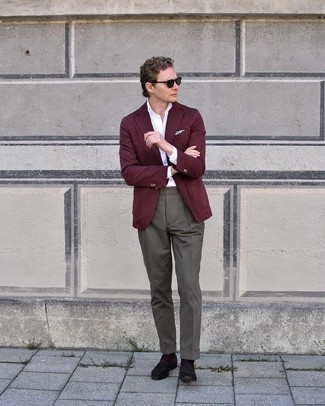 С чем носить пурпурные носки мужчине в деловом стиле: Сочетание темно-красного пиджака и пурпурных носков - очень практично, и поэтому прекрасно подходит для повседневой носки. Этот образ получает новое прочтение в сочетании с черными замшевыми лоферами.