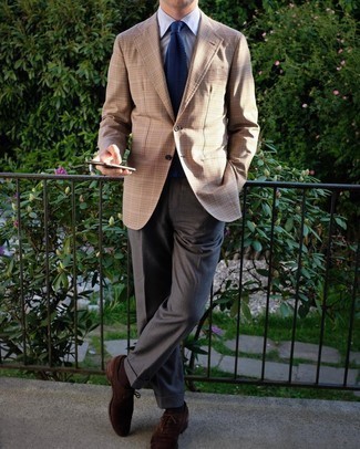 Как носить голубую классическую рубашку с бежевым пиджаком мужчине в деловом стиле: Комбо из бежевого пиджака и голубой классической рубашки — великолепный пример строгого делового стиля. Любишь эксперименты? Заверши образ темно-коричневыми замшевыми оксфордами.