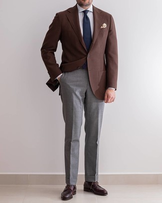 Модный лук: коричневый пиджак, серая классическая рубашка в вертикальную полоску, серые классические брюки, темно-красные кожаные туфли дерби