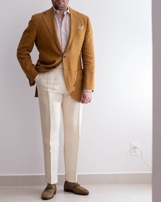 Как носить белую классическую рубашку с коричневыми замшевыми лоферами мужчине: Белая классическая рубашка в сочетании с белыми классическими брюками — отличный пример элегантного стиля. Любишь дерзкие сочетания? Тогда дополни свой ансамбль коричневыми замшевыми лоферами.