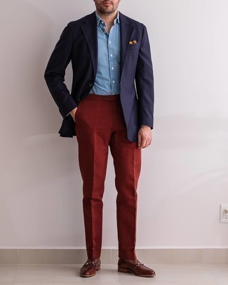 Как носить пиджак с лоферами мужчине в деловом стиле: Пиджак и красные классические брюки — великолепный пример элегантного мужского стиля в одежде. Вкупе с этим ансамблем выигрышно будут смотреться лоферы.