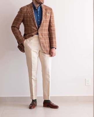 С чем носить табачный пиджак в 30 лет мужчине: Комбо из табачного пиджака и бежевых классических брюк позволит составить стильный классический ансамбль. Коричневые кожаные лоферы чудесно впишутся в лук.