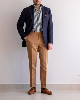 Модный лук: темно-синий пиджак, бело-темно-синяя классическая рубашка в вертикальную полоску, табачные классические брюки, коричневые замшевые лоферы