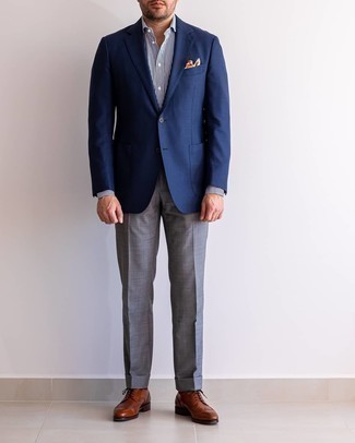 Какие броги носить с темно-синим пиджаком в 30 лет: Темно-синий пиджак в паре с серыми классическими брюками поможет создать запоминающийся мужской образ. Ты сможешь легко приспособить такой лук к повседневным нуждам, надев брогами.