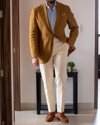 Как носить табачный пиджак с бежевыми классическими брюками мужчине: Табачный пиджак и бежевые классические брюки — великолепный пример изысканного мужского стиля. Коричневые замшевые лоферы выигрышно дополнят этот лук.