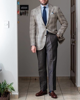 Какие пиджаки носить с темно-коричневыми лоферами мужчине: Пиджак и темно-серые льняные классические брюки помогут составить элегантный мужской образ. Очень неплохо здесь будут выглядеть темно-коричневые лоферы.