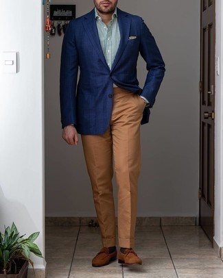 С чем носить темно-синий пиджак в шотландскую клетку мужчине лето: Темно-синий пиджак в шотландскую клетку в сочетании с табачными классическими брюками поможет создать модный и мужественный образ. В тандеме с этим ансамблем наиболее уместно смотрятся коричневые замшевые лоферы. Пережить невыносимую летнюю жару в такой одежде будет значительно легче.