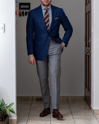 Как носить бело-синюю классическую рубашку в вертикальную полоску с темно-серыми классическими брюками мужчине: Бело-синяя классическая рубашка в вертикальную полоску в сочетании с темно-серыми классическими брюками поможет составить стильный и привлекательный лук. Темно-коричневые кожаные лоферы становятся великолепным дополнением к твоему ансамблю.