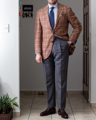 С чем носить коричневый пиджак в шотландскую клетку мужчине в деловом стиле: Коричневый пиджак в шотландскую клетку и темно-серые классические брюки — замечательный пример строгого мужского стиля в одежде. Темно-красные кожаные туфли дерби органично впишутся в лук.