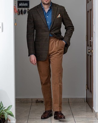 Как носить синюю классическую рубашку из шамбре с коричневыми классическими брюками мужчине: Несмотря на то, что этот лук весьма классический, тандем синей классической рубашки из шамбре и коричневых классических брюк всегда будет по вкусу стильным мужчинам, пленяя при этом дамские сердца. Ты сможешь легко приспособить такой ансамбль к повседневным условиям городской жизни, дополнив его темно-коричневыми кожаными монками с двумя ремешками.