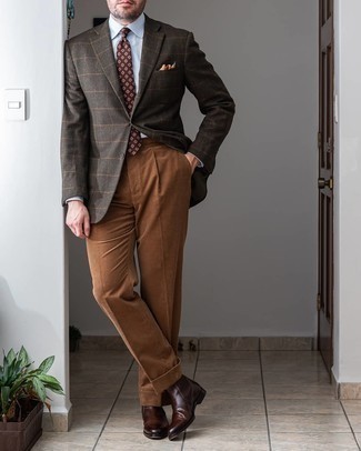 С чем носить темно-коричневый шерстяной пиджак мужчине: Сочетание темно-коричневого шерстяного пиджака и коричневых вельветовых классических брюк позволит составить стильный и в то же время изысканный образ. Дерзкие молодые люди завершат лук темно-коричневыми кожаными ботинками челси.