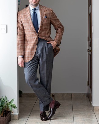 Какие лоферы носить с коричневым пиджаком в 30 лет мужчине: Тандем коричневого пиджака и серых классических брюк выглядит очень эффектно и элегантно. В тандеме с этим ансамблем наиболее выгодно будут смотреться лоферы.
